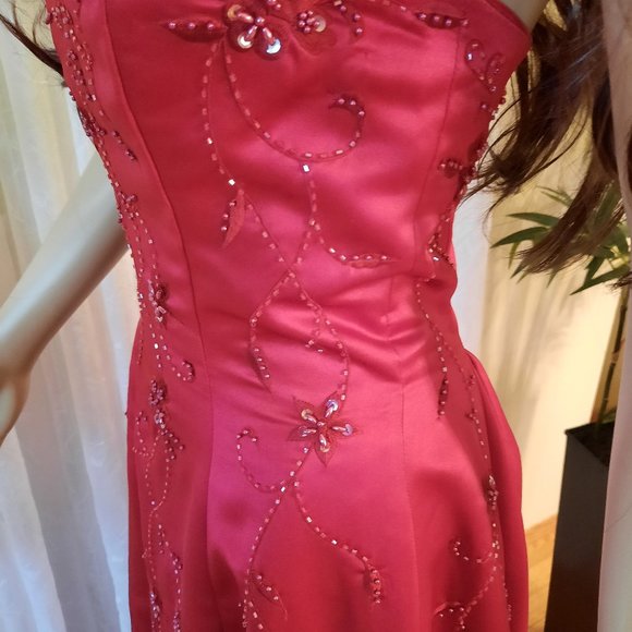 Elegant Beaded Bordeaux Tutto Bene Formal Gown - Picture 5 of 11